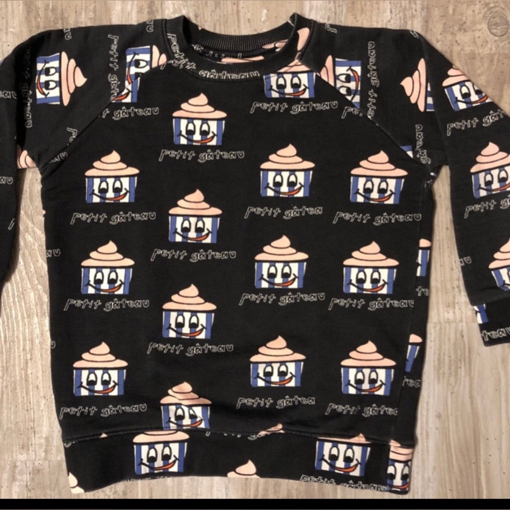 Hugo loves tiki cupcakes sweatshirt 8